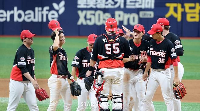 [한번에쓱]9회말 무실점 정해영 '2-0 팀완봉승 자축하는' KIA타이거즈