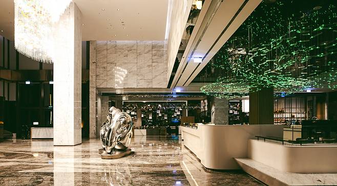 층고 높은 로비를 채우는 예술 작품과 라운지, 베이커리