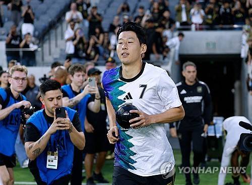 미국 매체 'LA타임즈'가 24일(한국시간) LAFC에서 활약하는 손흥민을 조명하면서 선수로서가 아닌 한 인간으로서 너무나 훌륭하다고 집중 조명했다. 연합뉴스