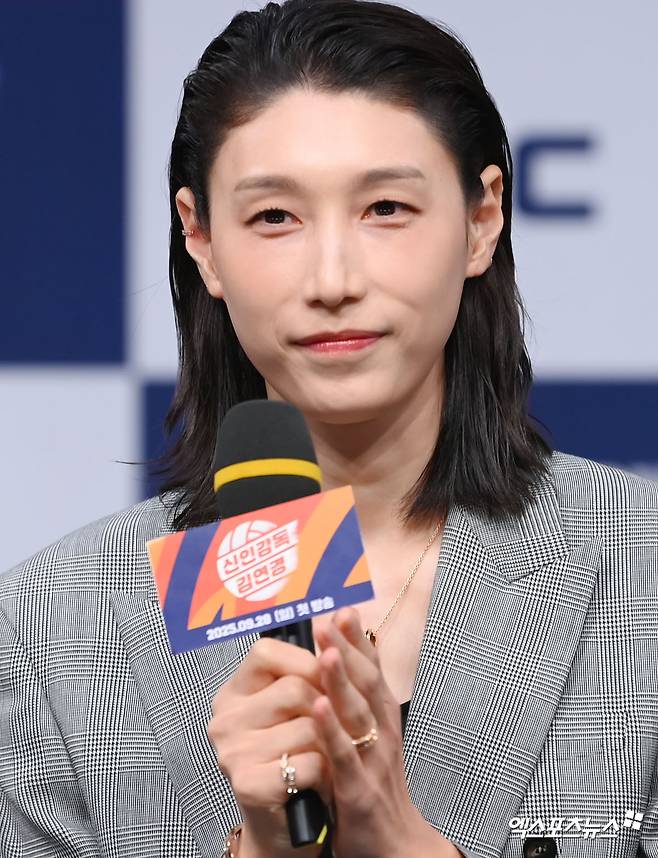 '신인감독 김연경' 제작발표회서 김연경이 취재진 질문을 경청하고 있다