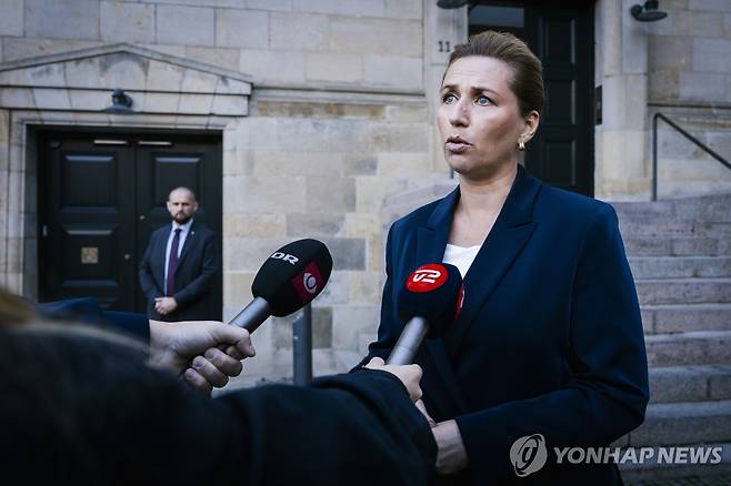 취재진 질문에 답변하는 덴마크 총리 [AP 연합뉴스]