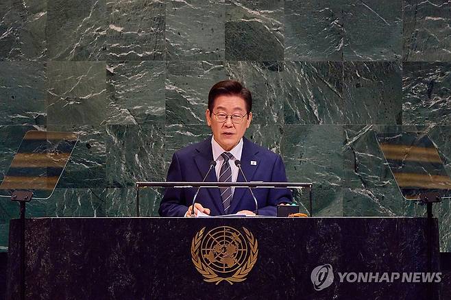 유엔 총회 기조연설하는 이재명 대통령 (뉴욕=연합뉴스) 한상균 기자 = 이재명 대통령이 23일(현지시간) 미국 뉴욕 유엔본부 총회장에서 기조연설을 하고 있다. [공동취재] 2025.9.24 
    [재판매 및 DB 금지] xyz@yna.co.kr