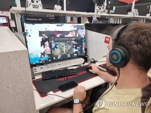 외국인도 한국 PC방서 게임 삼매경 (서울=연합뉴스) 서윤호 인턴기자 = 지난 22일 저녁 홍대입구역 인근 PC방에서 한 외국인 관광객이 게임을 즐기고 있다. 2025.09.24