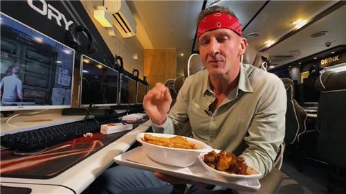 PC방의 음식을 먹어보는 외국인 유튜버 [유튜브' More Best Ever Food Review Show' 캡처. 재판매 및 DB 금지]