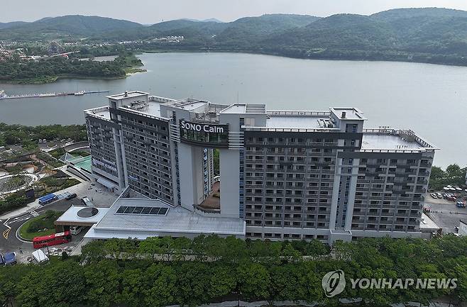 'VIP 모셔라'…경주 APEC 앞두고 리모델링 나선 호텔 (경주=연합뉴스) 윤관식 기자 = 21일 경북 경주시 소노캄 경주 호텔이 APEC 정상회의 개최를 앞두고 VIP 유치를 위해 리모델링 공사 중인 모습. 2025.8.21 psik@yna.co.kr