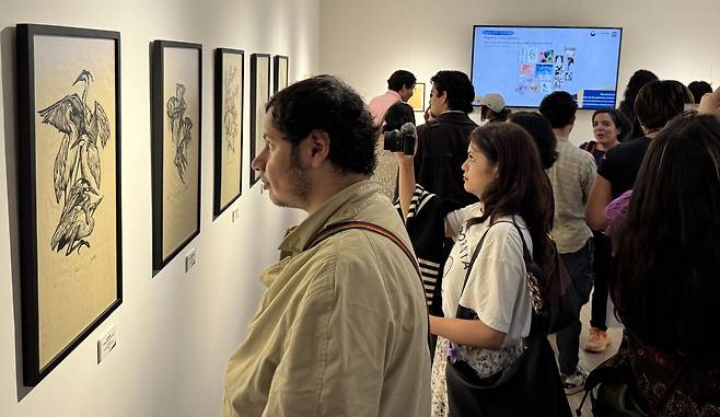 23일(현지시간) 한지공예 작품 살피는 멕시코 관람객 [주멕시코 한국문화원 제공. 멕시코시티=연합뉴스. 재판매 및 DB 금지]