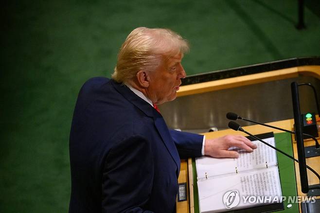 유엔총회장서 연설문 펼친 트럼프 대통령 [뉴욕 AFP=연합뉴스 자료사진. 재판매 및 DB 금지]
