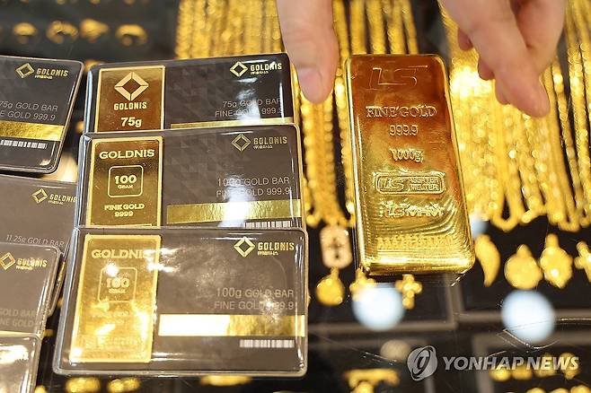 서울 종로구 한쥬얼리에 놓인 골드바 [연합뉴스 자료사진. 재판매 및 DB 금지]