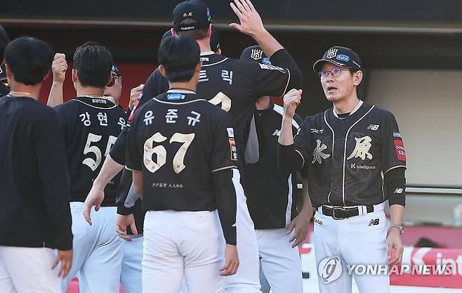 kt 승리 (수원=연합뉴스) 홍기원 기자 = 21일 경기도 수원케이티위즈파크에서 열린 2025 KBO리그 프로야구 삼성 라이온즈와 kt wiz의 경기. 6-3으로 승리한 kt 이강철 감독이 선수들과 인사하고 있다. 2025.9.21 xanadu@yna.co.kr