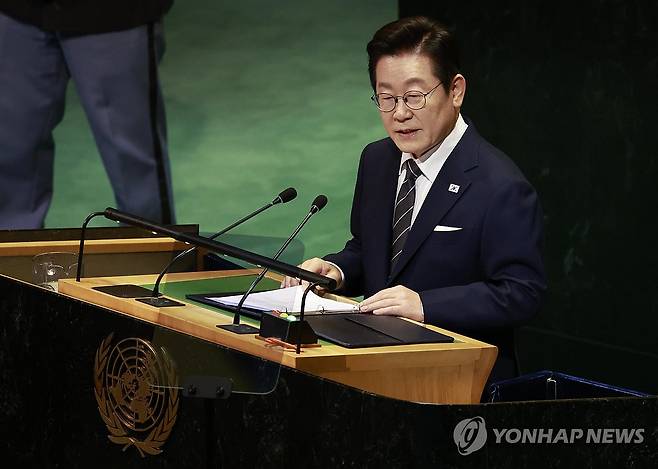 이재명 대통령, 유엔 기조연설 (뉴욕=연합뉴스) 한상균 기자 = 이재명 대통령이 23일(현지시간) 미국 뉴욕 유엔본부 총회장에서 기조연설을 하고 있다. 2025.9.24 xyz@yna.co.kr