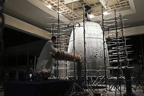 '천년의 소리'…성덕대왕신종, 다시 울릴까 (경주=연합뉴스) 우리나라 종 가운데 최고 걸작으로 평가받는 성덕대왕신종의 울림이 잠시 멈춘 가운데, 깊고 그윽한 울림을 다시 들을 수 있을지 주목된다. 
    국립경주박물관은 신종의 보존 상태와 구조적 변화를 살펴보기 위해 1996년, 2001∼2003년, 2020∼2022년 등 3차례에 걸쳐 타음(打音) 조사를 한 바 있다. 
    타음 조사는 종을 실제로 두드려 울리는 소리를 분석하는 방식으로 한다. 사진은 2022년 성덕대왕신종 타음 조사 현장 모습. 2025.9.24 [국립경주박물관 제공. 재판매 및 DB 금지] photo@yna.co.kr