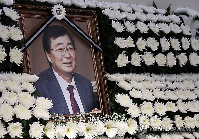 김대중 전 대통령 차남 김홍업 이사장 별세…향년 75세 (서울=연합뉴스) 이동해 기자 = 24일 오후 서울 서대문구 세브란스병원 장례식장에 마련된 고(故) 김홍업 김대중평화센터 이사장의 빈소에 고인의 영정이 놓여 있다.
    김 이사장은 고(故) 김대중 전 대통령의 차남으로, 1997년 대선에서 부친의 당선을 도운 뒤 2004년 제17대 총선에 출마해 국회의원을 지냈다. 2025.9.24 eastsea@yna.co.kr