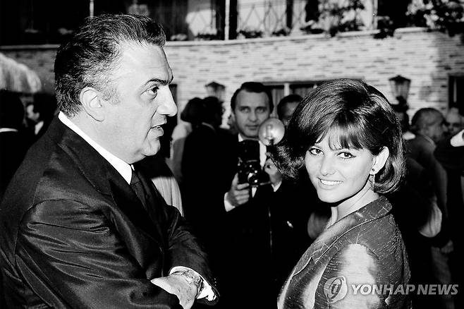 펠리니 감독과 카르디날레의 1964년 모습 [AP 연합뉴스 자료사진. 재판매 및 DB 금지]