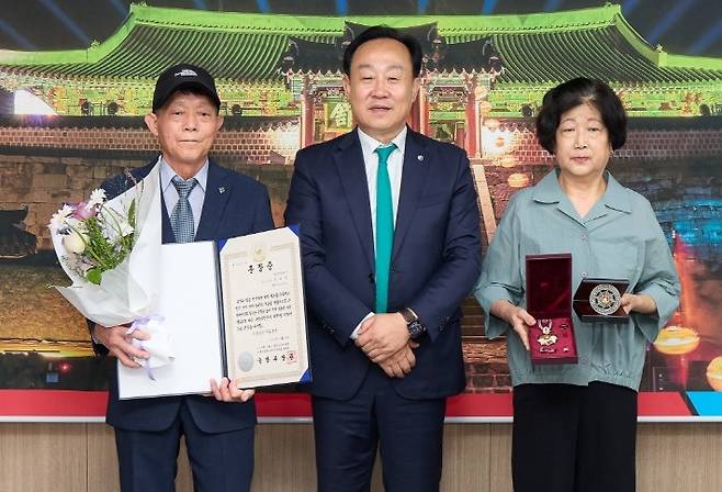 무공훈장 받은 고 문수만 상병의 아들(오른쪽)과 천영기 통영시장(가운데) [경남도 제공. 재판매 및 DB 금지]