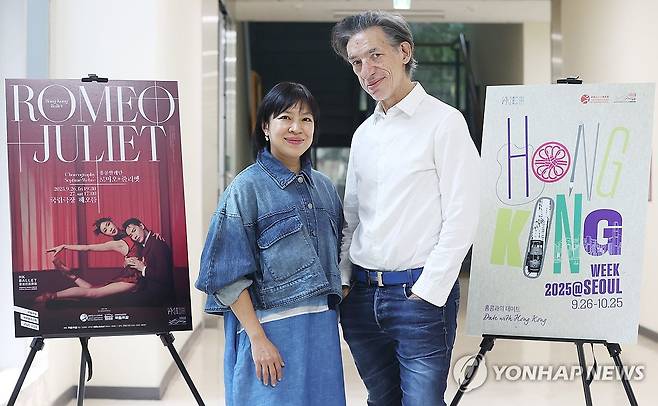 포즈 취하는 셉팀 웨버 예술감독-헤이디 리 대표 (서울=연합뉴스) 강민지 기자 = 셉팀 웨버 예술감독(오른쪽)과 헤이디 리 홍콩발레단 대표가 24일 서울 서초구 한국예술종합학교 서초동 캠퍼스에서 인터뷰에 앞서 포즈를 취하고 있다. 2025.9.24 mjkang@yna.co.kr