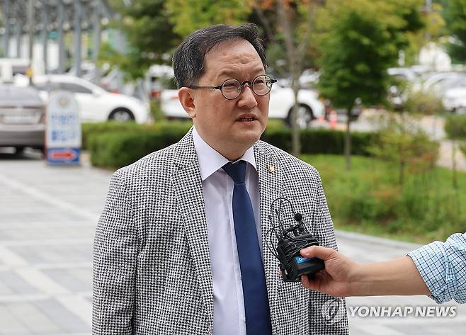 '관봉권 띠지 분실' 고발 입장 밝히는 김경호 변호사 (대전=연합뉴스) 이주형 기자 = '건진법사 관봉권 띠지' 유실 사건 관련 서울남부지검 수사관 2명을 고발한 김경호 변호사가 24일 고발인 조사차 대전 유성경찰서로 출석하고 있다. 2025.9.24 coolee@yna.co.kr