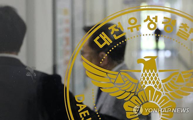 '관봉권 띠지 분실' 고발한 김경호 변호사 (대전=연합뉴스) 이주형 기자 = '건진법사 관봉권 띠지' 유실 사건 관련 서울남부지검 수사관 2명을 고발한 김경호 변호사가 24일 고발인 조사차 대전 유성경찰서로 출석하고 있다. 2025.9.24 coolee@yna.co.kr