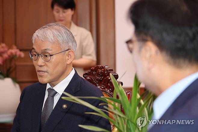 천대엽 법원행정처장 만난 우원식 국회의장 (서울=연합뉴스) 박동주 기자 = 우원식 국회의장이 24일 서울 여의도 국회에서 천대엽 법원행정처장을 만나고 있다. 2025.9.24 pdj6635@yna.co.kr