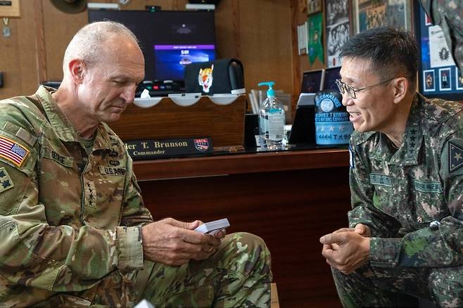 김규하 육군참모총장(오른쪽)과 만난 랜디 조지 미 육군참모총장 [DIVIDS 제공. 재판매 및 DB 금지]