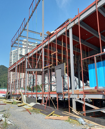 25일 오후 2시56분께 인천 계양구의 모델하우스 철거 현장에서 60대 노동자가 추락해 숨졌다. /인천소방본부 제공