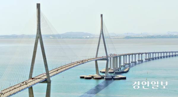 인천대교에서 투신 사고가 이달에만 세 번째 발생했지만, 마땅한 대책은 나오지 않고 있다. 사진은 인천대교 전경. /경인일보DB