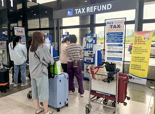 ▲중국 단체관광객 무비자 제도 시행을 앞둔 25일, 김포공항 출국장에서 중국인 관광객들이 세금 환급(택스 리펀드) 절차를 밟고 있다.