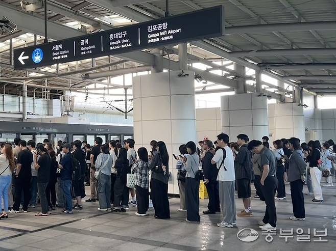 25일 오전 공항철도 계양역 상행선 플랫폼에 긴 대기줄이 이어져 있다. 사진=노선우 기자