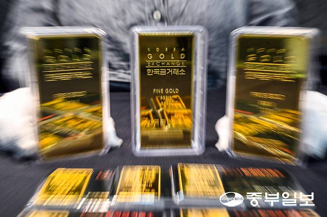 최근 글로벌 지정학적 위험 확대와 미 중앙은행의 금리 인하 등의 영향으로 금이 안전자산으로 주목받아 개인 투자자들이 9월 금 관련 상품을 4,386억 원 순매수하며 투자 열기가 확산되고 있는 가운데 25일 오후 수원시 장안구 한 금거래소에서 관계자가 골드바를 들어보이고 있다. 임채운기자
