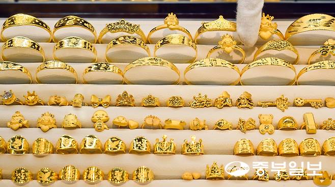 최근 글로벌 지정학적 위험 확대와 미 중앙은행의 금리 인하 등의 영향으로 금이 안전자산으로 주목받아 개인 투자자들이 9월 금 관련 상품을 4,386억 원 순매수하며 투자 열기가 확산되고 있는 가운데 25일 오후 수원시 장안구 한 금거래소에서 관계자가 금제품들을 정리하고 있다. 임채운기자