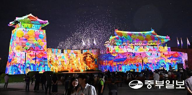 2025 수원화성 미디어아트 개막을 앞둔 가운데 수원시 팔달구 수원화성 화서문 일대에서 미디어아트쇼 리허설이 진행되고 있다. 제5회 수원화성 미디어아트는 오는 27일부터 10월 12일까지 16일간 화서문을 중심으로 '만천명월 정조의 꿈, 빛이 되다 시즌5 새빛향연(饗宴)' 주제로 열린다. 김경민기자