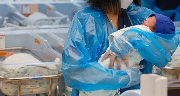 경기도 고양시 CHA의과학대학교 일산차병원 신생아실에서 간호사들이 아기를 돌보고 있다./사진=연합뉴스