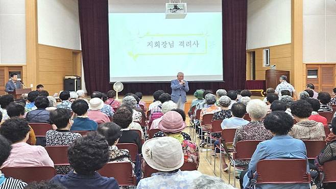 유성노인대학 2학기 개강식에서 신기영 지회장이 격려사를 하고 있다./사진=유성구 제공