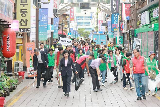대전시는 25일 원도심 일원에서 동구와 중구, 출자·출연기관, 시민단체 등 350여 명이 참여한 가운데 '대한민국 새단장 시·구 합동 대청소'를 실시했다. 사진제공은 대전시