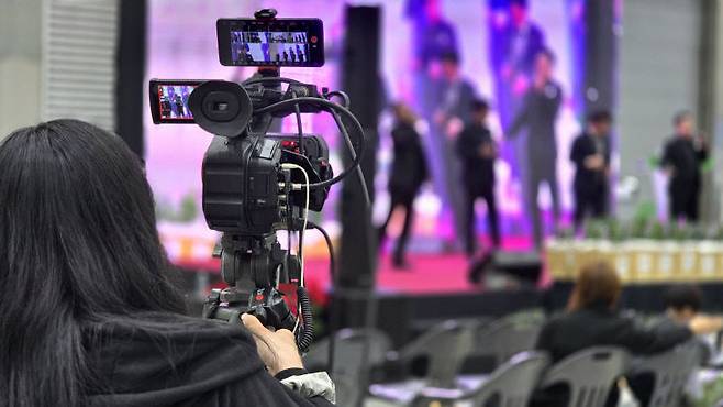 대전대성여고를 졸업한 오한비 씨가 CAM방송에 취직해 업무 중인 모습. 고교 시절부터 취업에 필요한 자격증을 취득한 한비 씨는 라이브 촬영, 영상 제작(촬영, 편집 등) 일을 맡고 있다.