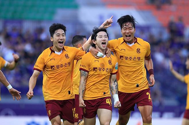 광주FC 신창무가 지난 6월28일 열린 FC안양과의 원정경기에서 골을 터뜨린 후 팀 동료들과 기쁨을 나누고 있다.  <광주FC 제공>