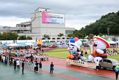 ◇‘제48회 노산문화제 및 제43회 군민의 날 기념 개막식’이 25일 평창종합운동장에서 심재국 평창군수를 비롯한 각급 기관·사회단체장과 출향인사, 자매도시 관계자, 8개 읍·면 선수단을 비롯한 주민 2,500여 명이 참가한 가운데 열렸다.