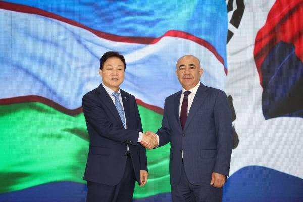 박완수 경남도지사가 24일(현지 시각) 우즈베키스탄 타슈켄트주를 방문해 조이르 미르자예프(Zoyir Mirzayev) 주지사와 첫 우호교류 협정을 체결한 후 악수하고 있다. / 경남도