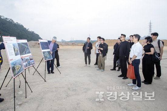 ▲ 울산시는 24일 울산시청 대회의실과 사업대상지인 삼산매립장 일대에서 세계적 수준의 공연장 건립을 위한 국제지명공모 현장설명회를 개최했다. 울산시청 제공