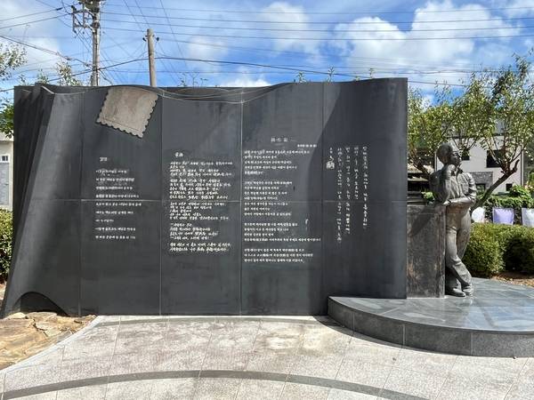 거제 청마기념관 마당에 있는 청마 동상과 시비. /권영란 작가