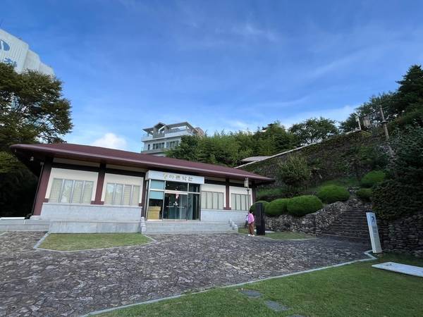 통영시 정량동 청마문학관 전경. /권영란