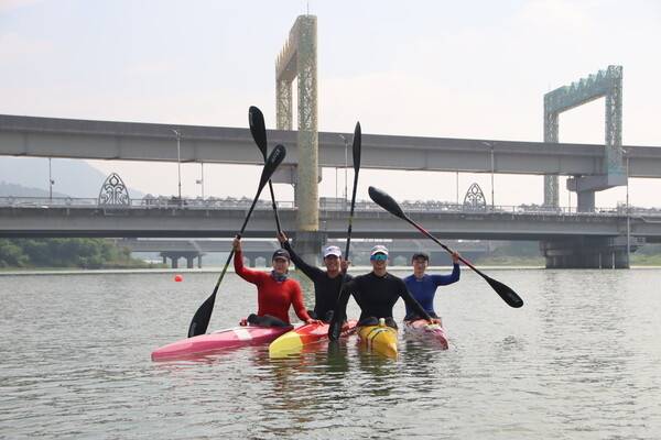 경남체육회 여성카누팀 왼쪽부터 이영애(19), 김국주(36), 선민주(20), 전유라(34). /백솔빈 기자