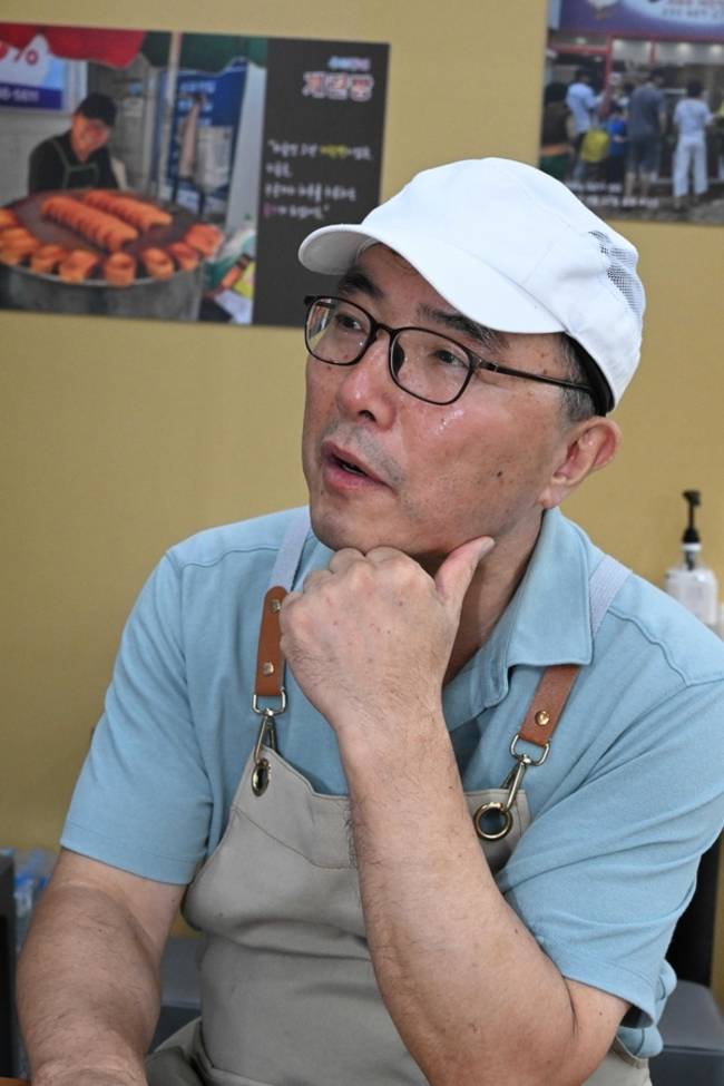 이화수 '우리동네 계란빵 이화수 아저씨' 대표가 가게에서 인터뷰를 하고 있다. /김구연 기자
