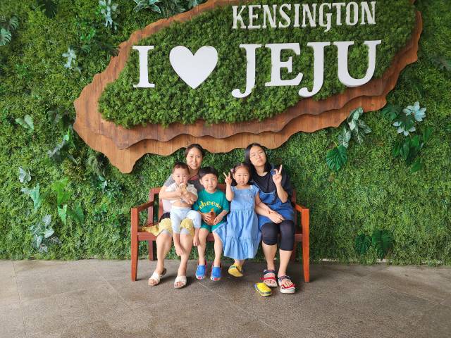 지난 5월 온 가족이 휴가 차 들른 제주도의 한 리조트에서 엄마 박민주 씨와 4남매. 사진 촬영은 아빠 김홍범 씨가 했다. 박민주 씨 제공