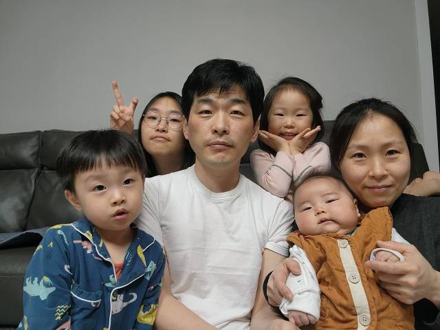 집 거실에 온 가족이 모여 있다. 박민주 씨 제공