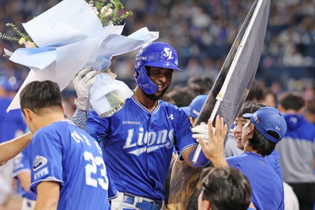 삼성 라이온즈의 르윈 디아즈가 지난 18일 창원에서 열린 NC 다이노스와의 경기 4회초 3점 홈런을 치며 외국인 타자 한 시즌 최다 홈런 타이 기록과 최다 타점 신기록을 세운 뒤 덕아웃으로 들어오자 동료들이 반겨주고 있다. 삼성 제공