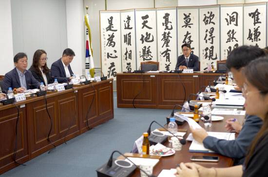 25일 진주시의회 2층 회의실에서 열린 '경상국립대학교 가좌캠퍼스 인근 임대료 상승 관련 간담회' 모습. 사진=진주시의회