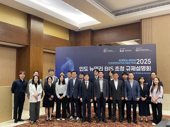 한국산업기술시험원이 산업통상자원부 국가기술표준원, 주인도 대한민국 대사관과 함께 인도 뉴델리에서 2025 인도 현지 기술규제 세미나 및 기업간담회를 개최한 가운데 관계자들이 기념사진을 촬영하고 있다. 사진=KTL
