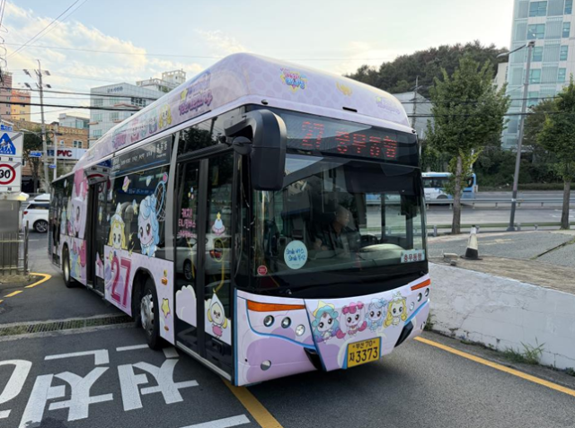 10월 한 달간 시내를 운행할 티니핑 버스 27번 모습. 44번, 506번 노선에도 티니핑 버스 1대씩이 투입된다. 부산시 제공