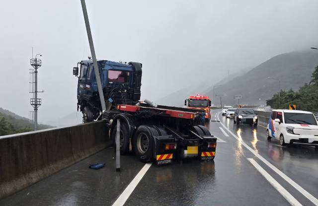 25일 오전 9시 20분께 거제시 장평동 14번 국도 우회도로 계룡산교차로 인근에서 60대 운전자가 몰던 대형 트레일러가 도로 가장자리 방호벽을 충돌한 뒤 추락 직전 멈췄다. 독자 제공