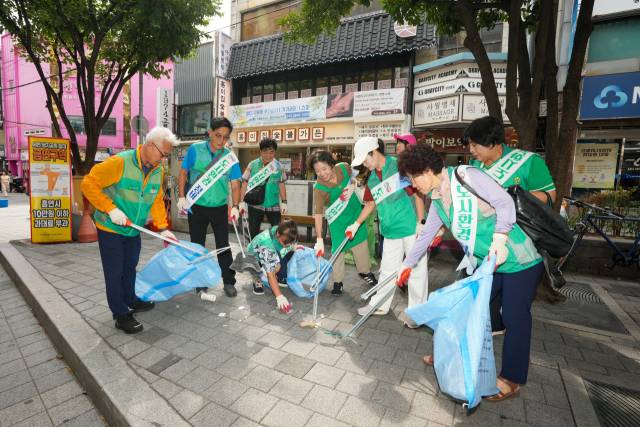 부산 부산진구청이 지난 22일 오후 서면 일대에서 부산시, 유관 단체와 함께 대한민국 새단장 캠페인을 벌여 환경 정비를 실시했다. 부산진구청 제공